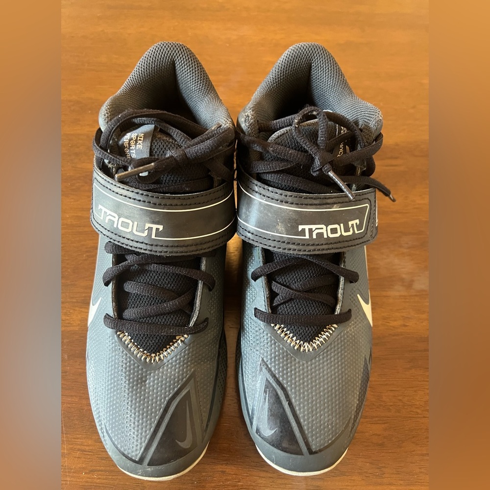 Men’s 7.5 baseball cleats